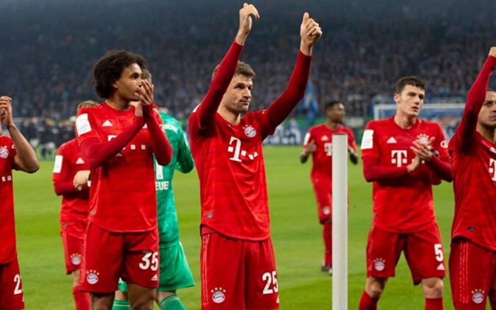Jogadores do Bayern de Munique levantam os braços em sinal de agradecimento à torcida