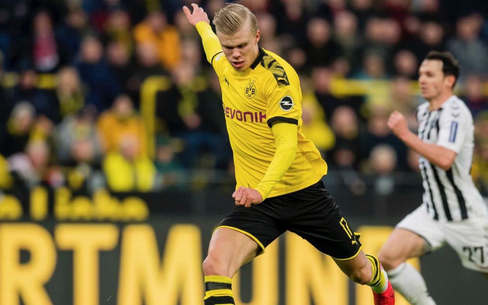 O atacante Erling Haaland, Borussia Dortmund, levanta as mãos e acena para a torcida