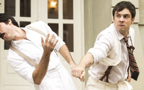 Eriberto Leão e Sergio Guizé em cena de briga de Êta Mundo Bom!, com ambos com roupas brancas e expressão de fúria 