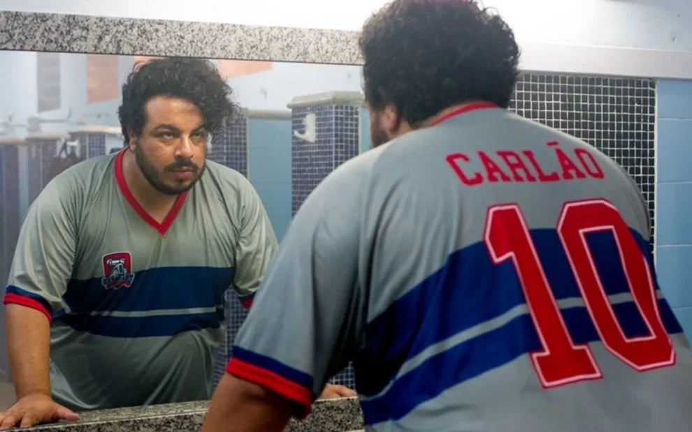 Luis Lobianco encara o espelho em cena de Carlinhos e Carlão