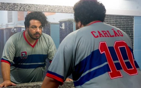 Luis Lobianco se encara no espelho em cena do filme Carlinhos e Carlão