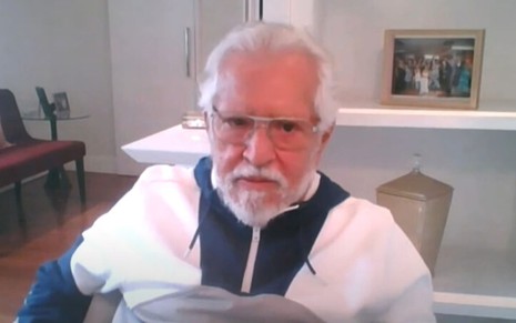 De barba e em casa, Carlos Alberto de Nóbrega participa do Domingo Legal via chamada de internet