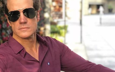 O ator Carlos Machado de camisa roxa e óculos escuros em foto publicada em seu perfil no Instagram