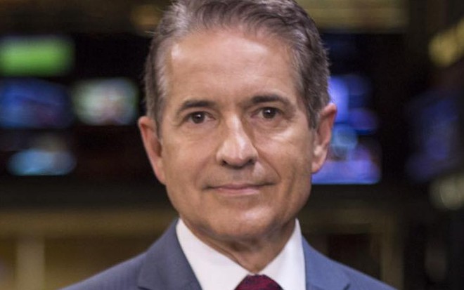 Carlos Tramontina de terno e gravata nos estúdios de jornalismo da Globo