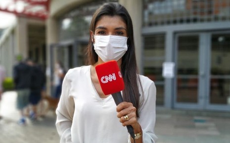 Imagem de Carolina Aguaidas segurando microfone da CNN Brasil