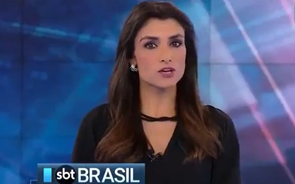 Carolina Aguaidas na bancada do SBT Brasil