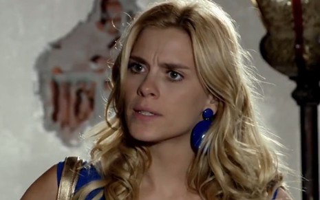 A atriz Carolina Dieckmann com expressão de raiva em cena como sua personagem em Fina Estampa, Teodora