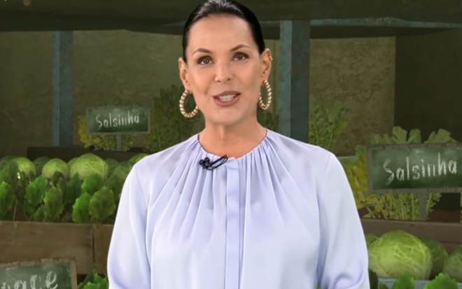 Imagem de Carolina Ferraz apresentando o Domingo Espetacular 