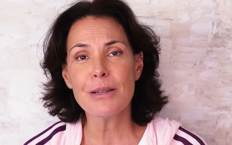 Carolina Ferraz em vídeo para seu canal no YouTube em 24 de abril de 2020