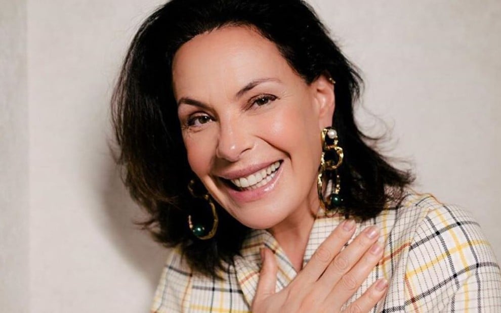A atriz Carolina Ferraz sorrindo; ela foi foi contratada pela Record para apresentar o Domingo Espetacular a partir de julho