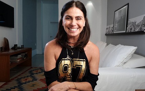 Giovanna Antonelli sorri, com sala de estar ao fundo, em depoimento ao programa Os Casais que Amamos, do Viva