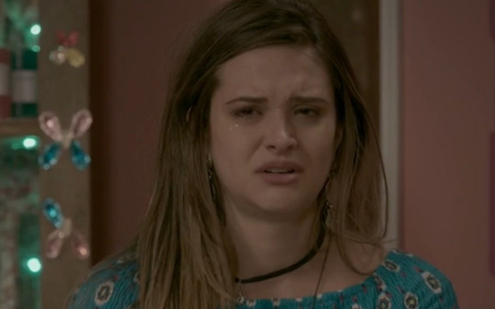 A atriz Juliana Paiva chora em cena como Cassandra de Totalmente Demais