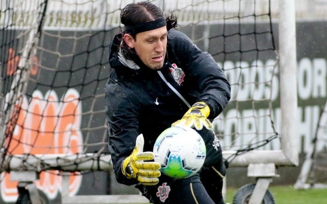 Imagem de Cássio agarrando uma bola diante do gol em treino do Corinthians