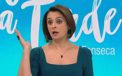 Catia Fonseca de roupa verde no cenário do programa Melhor da Tarde