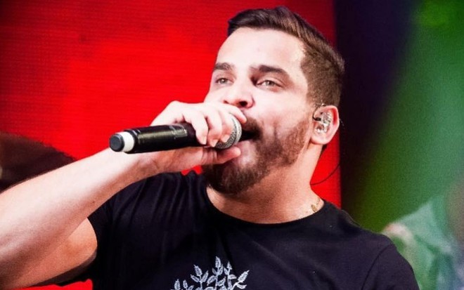 Sertanejo Cauan Máximo cantando em apresentação musical realizada antes da pandemia do novo coronavírus