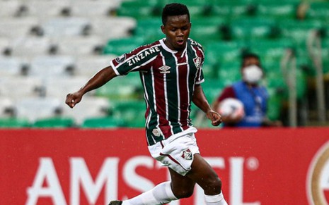 Meio-campista Cazares em ação pelo Fluminense em jogo da Libertadores, com a bola nos pés