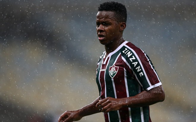 Cazares com a tradicional camisa vermelha, branca e verde do Fluminense