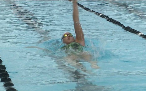 Mulher nadando de costas em reportagem exibida pela Globo em 1º de janeiro de 2020