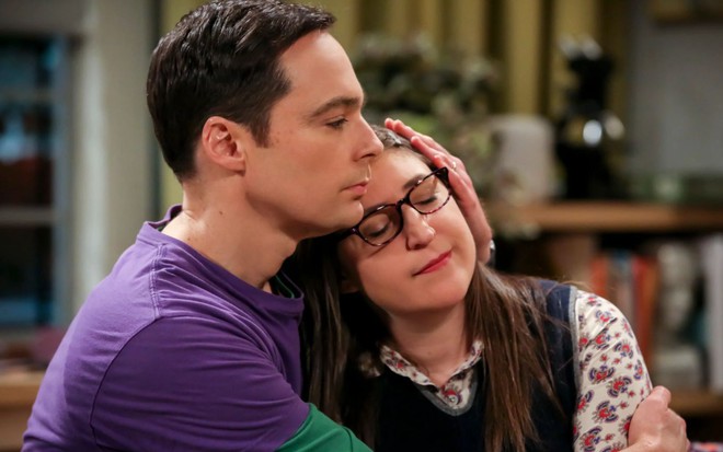 Jim Parsons e Mayim Bialik estão abraçados em cena de The Big Bang Theory
