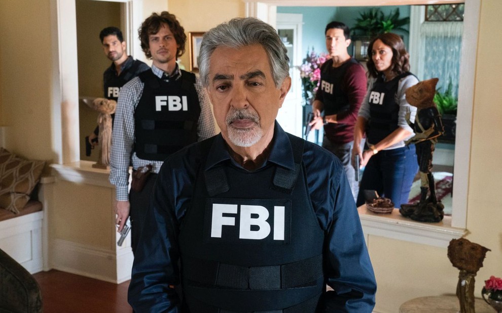 Joe Mantegna, com um colete à prova de balas do FBI, lidera o elenco de Criminal Minds