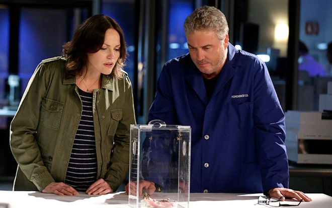 Jorja Fox e William Petersen no laboratório de CSI