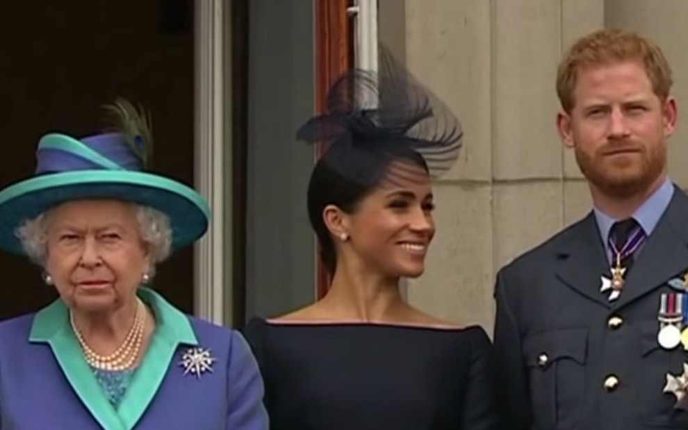 A Rainha Elizabeth 2ª com Meghan Markle e o príncipe Harry em reportagem da CBS 