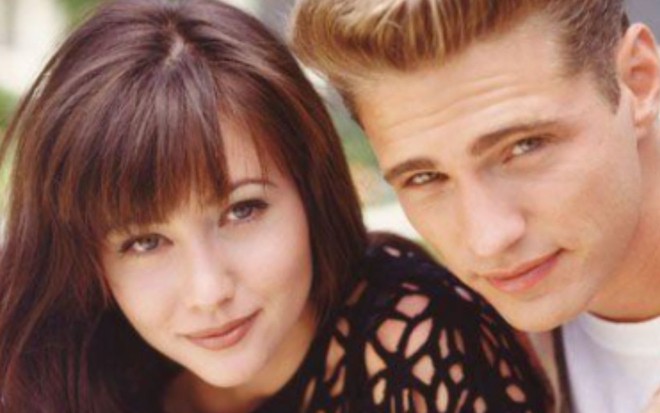 A atriz Shannen Doherty com o colega de elenco Jason Priestley, como os personagens Brenda e Brandon Walsh, respectivamente, em foto de divulgação na série Barrados no Baile