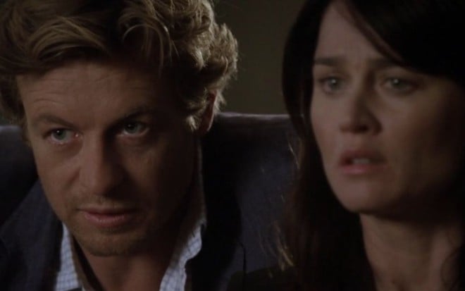 Os atores Simon Baker (à esquerda) e Robin Tunney (à direita) como os personagens Jane e Lisbon, respectivamente, na série The Mentalis/O Mentalista