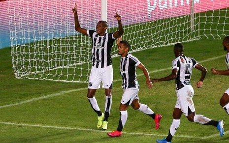 Imagem dos jogadores do Ceará celebrando um gol em duelo da Copa do Nordeste