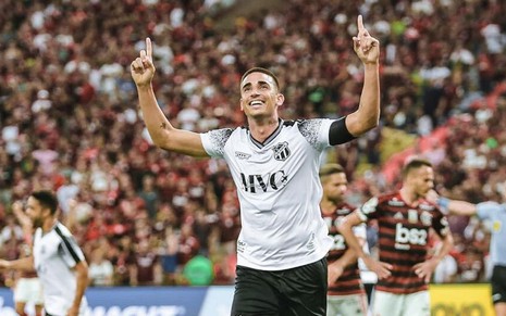 Thiago Galhardo comemora gol marcado pelo Ceará no Campeonato Brasileiro