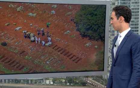 O apresentador César Tralli durante a exibição de enterros de vítimas do coronavírus no jornal SP1 desta segunda-feira (30), na Globo 
