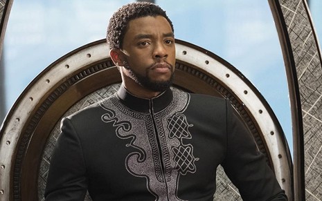 Chadwick Boseman como o rei T'Challa em Pantera Negra