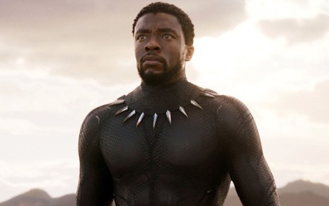 Chadwick Boseman como o super-herói Pantera Negra