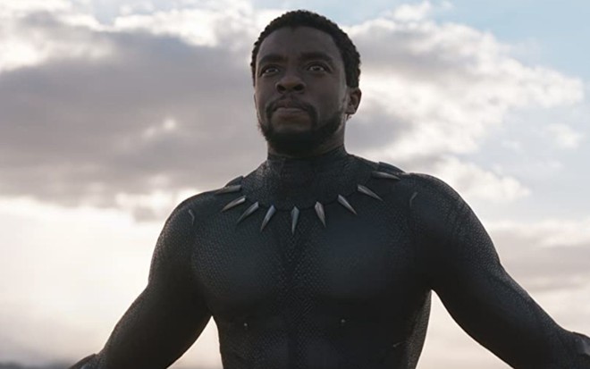 Chadwick Boseman em cena do filme Pantera Negra