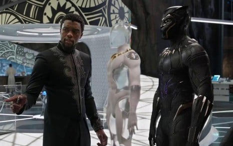Chadwick Boseman em cena de Pantera Negra