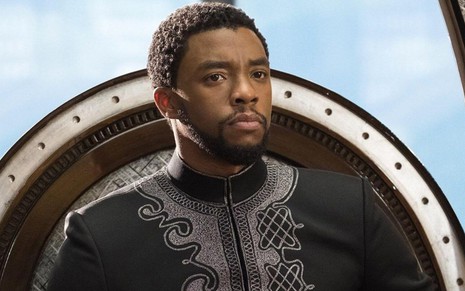 O ator Chadwick Boseman como Pantera Negra em filme da Marvel, que vai passar na Tela Quente
