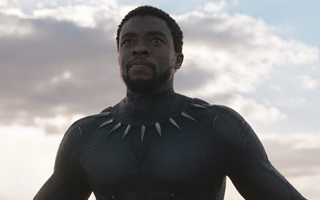 Chadwick Boseman em cena como o herói Pantera Negra no filme da Marvel