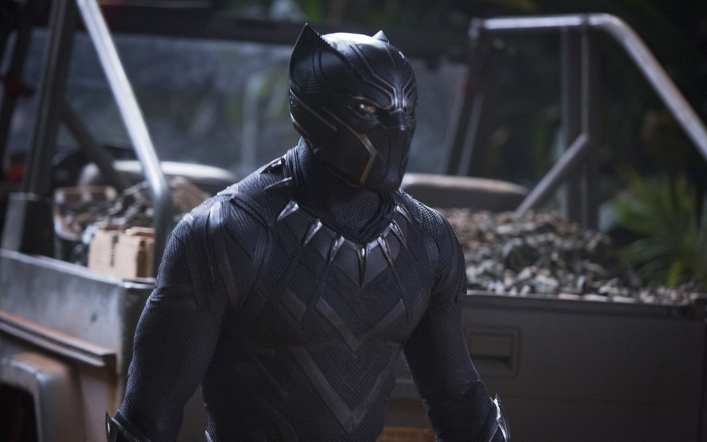 Chadwick Boseman em cena de Pantera Negra (2018), usando o uniforme do herói