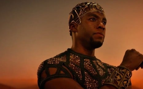 Chadwick Boseman em cena de Deuses do Egito (2016)