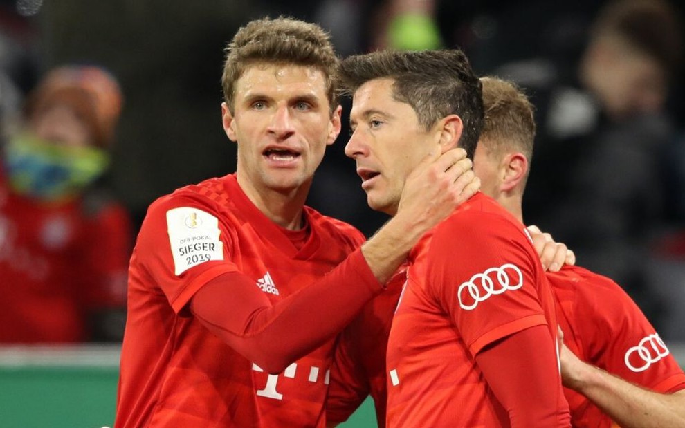 Thomas Müller e Robert Lewandowski comemoram gol do Bayern de Munique, da Alemanha