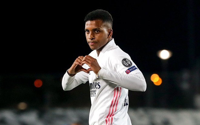 O brasileiro Rodrygo olha para a câmera e faz sinal de coração com as mãos em jogo do Real Madrid,