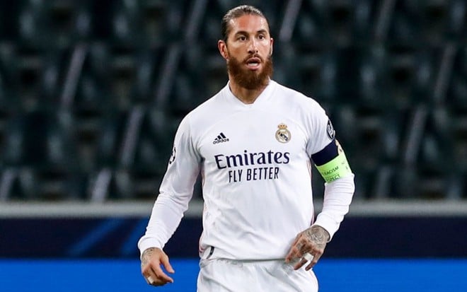 O zagueiro Sergio Ramos, do Real Madrid, observando jogo em campo