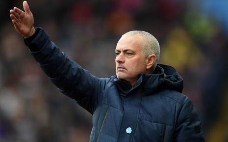 Técnico do Tottenham, José Mourinho comanda a equipe em jogo na Inglaterra