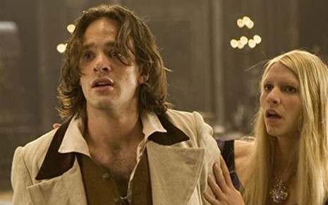 Tristan (Charlie Cox) e Yvaine (Claire Danes) com expressão de susto e medo em cena de Stardust - O Mistério da Estrela