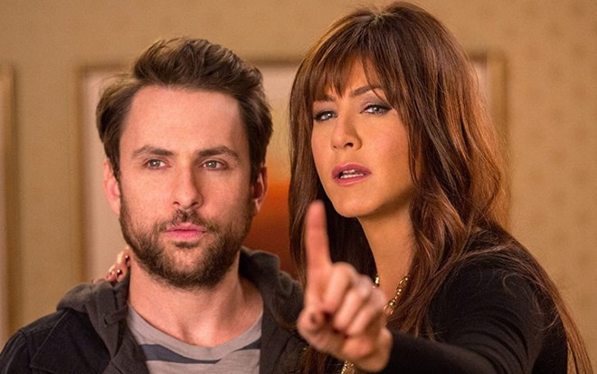 Charlie Day e Jennifer Aniston com expressões sérias em cena do filme Quero Matar Meu Chefe 2 (2014)