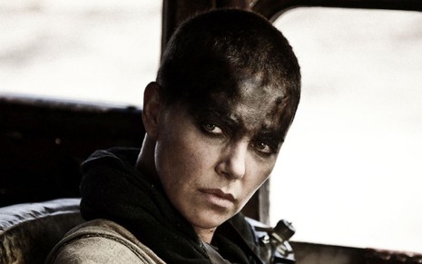 Charlize Theron como a Imperatriz Furiosa em cena de Mad Max: Estrada da Fúria