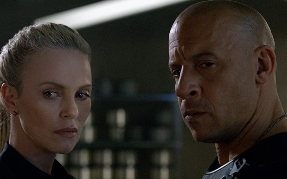 Cipher (Charlize Theron) e Dom (Vin Diesel) em cena de Velozes & Furiosos 8