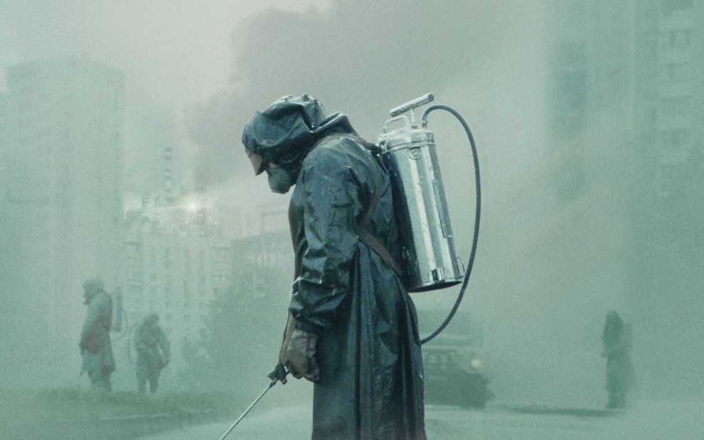 Personagem da série Chernobyl, da HBO, aparece higienizando zona de explosão com jato de líquido