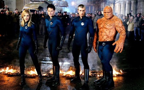 Jessica Alba, Ioan Gruffurdd, Chris Evans e Michael Chiklis com os uniformes do Quarteto Fantástico