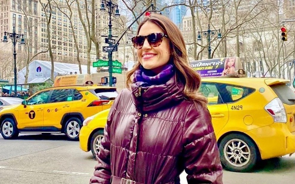A jornalista e apresentadora Chris Flores usa óculos escuros e casaco em passeio por rua de Nova York, nos Estados Unidos